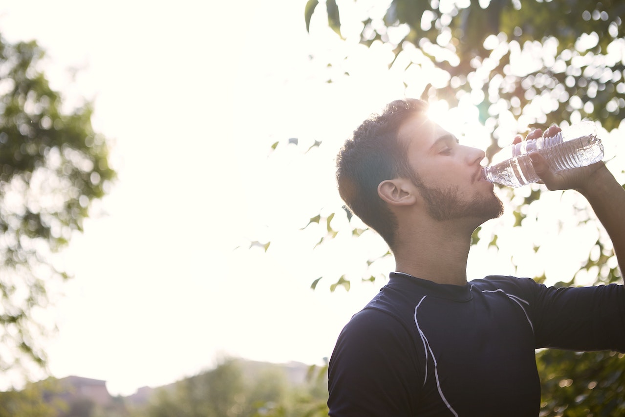 Vor allem beim Sport und bei körperlicher Anstrengung ist es wichtig, viel Wasser zu trinken.