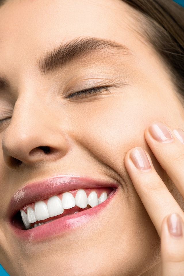 Glatte Haut, glückliches Lächeln: Große Poren lassen sich durch die richtige Behandlung verkleinern.