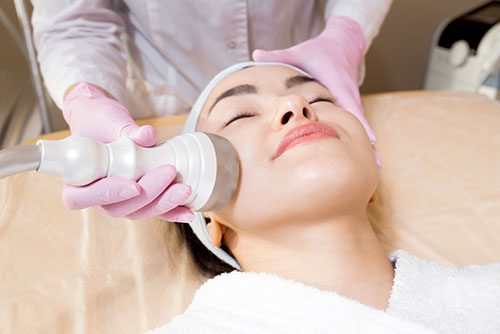 Hydrafacial oder Microneedling? Ihre Expertin im Raum Dortmund berät Sie.