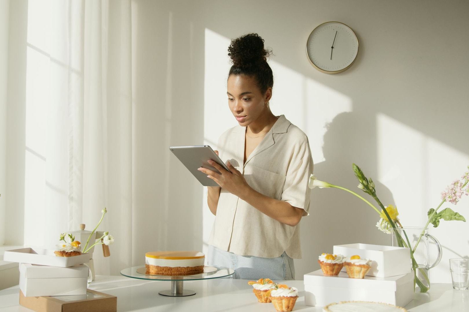 Die geneigte Kopfhaltung mit Blick aufs Tablet verursacht Tech-Neck-Symptome.