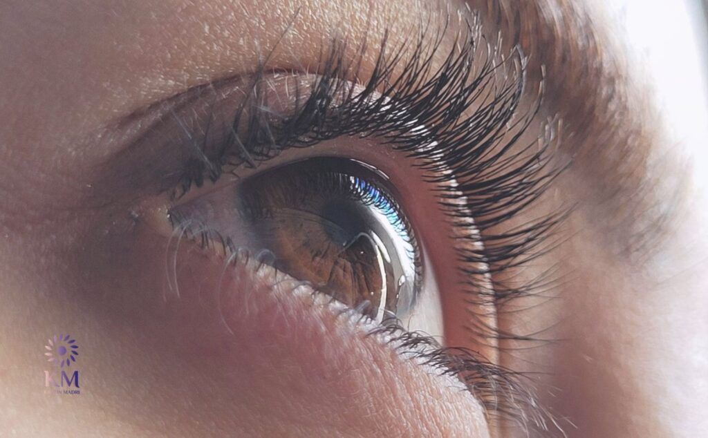 ما هي خطوات عملية شد الجفون العلوية والسفلية؟