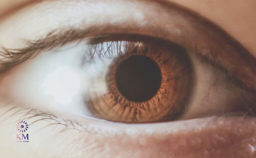 كيفية علاج الزوائد الجلدية حول العين طبياً وجراحياً