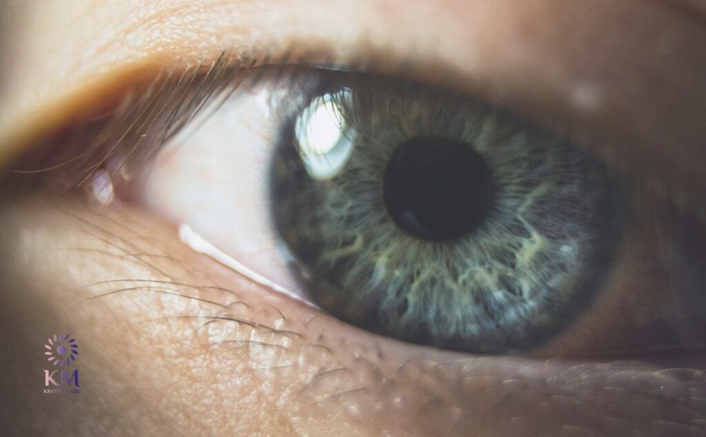 كيف يتم شد الجفن السفلي في عيادة الدكتورة كرستين؟